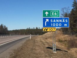 Trafikskylt för att underlätta vägbeskrivning till Andresen Skog och Trädgård