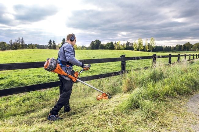 Klipper med en nyservad Husqvarna röjsåg