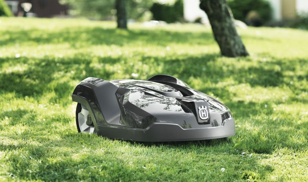 Automower från Husqvarna klipper gräset, som du även kan köpa och serva hos Andrésen Skog & Trädgård.